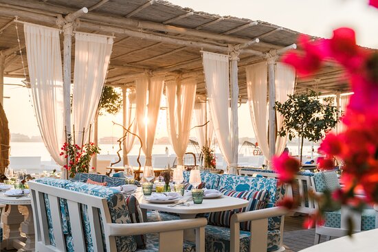 outdoor dining in Dubai